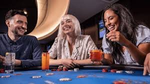 Live dealer tables Dragon Tiger dan Sic Bo dalam HD Live dealer studio vocagame dengan meja Dragon Tiger dan Sic Bo